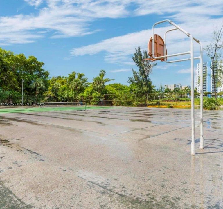 For Rent: $1,950 (2 beds, 1 baths, 709 Square Feet)