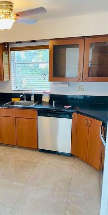 For Rent: $1,950 (2 beds, 1 baths, 709 Square Feet)