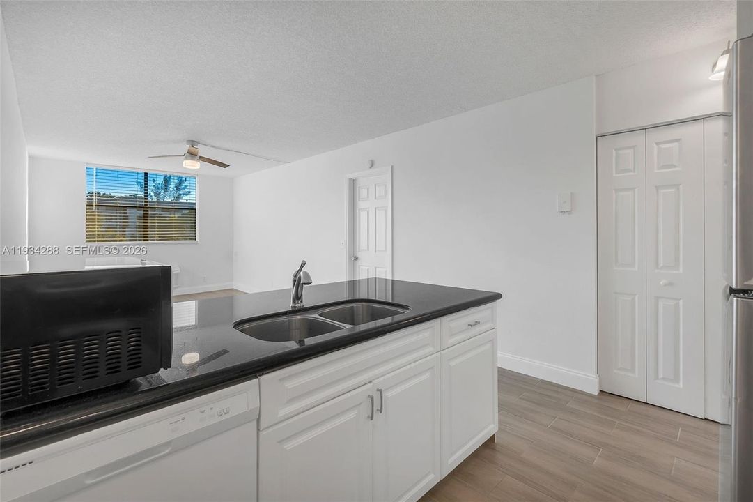 На продажу: $145,000 (1 спален, 1 ванн, 606 Квадратных фут)