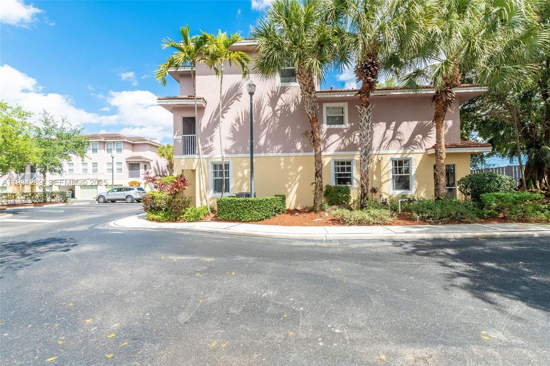 For Sale: $325,000 (2 beds, 2 baths, 1268 Square Feet)