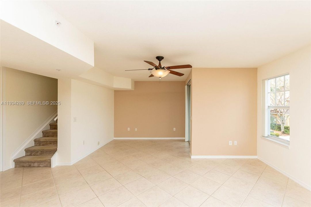 For Sale: $325,000 (2 beds, 2 baths, 1268 Square Feet)