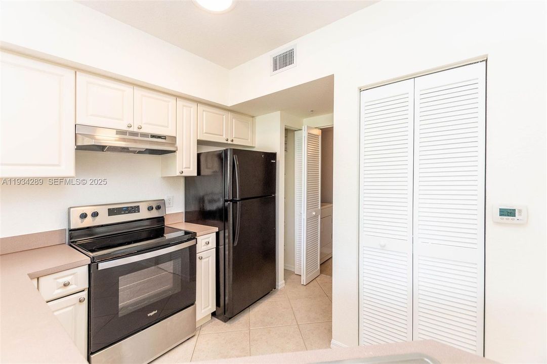 For Sale: $325,000 (2 beds, 2 baths, 1268 Square Feet)