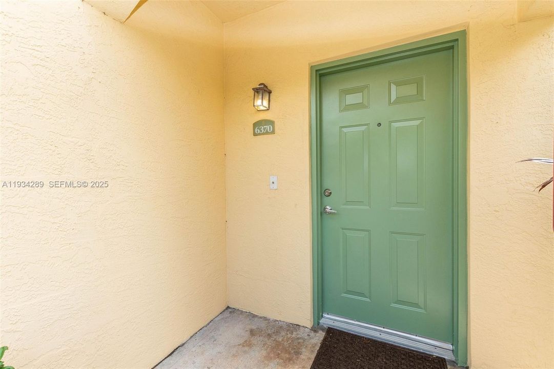 For Sale: $325,000 (2 beds, 2 baths, 1268 Square Feet)