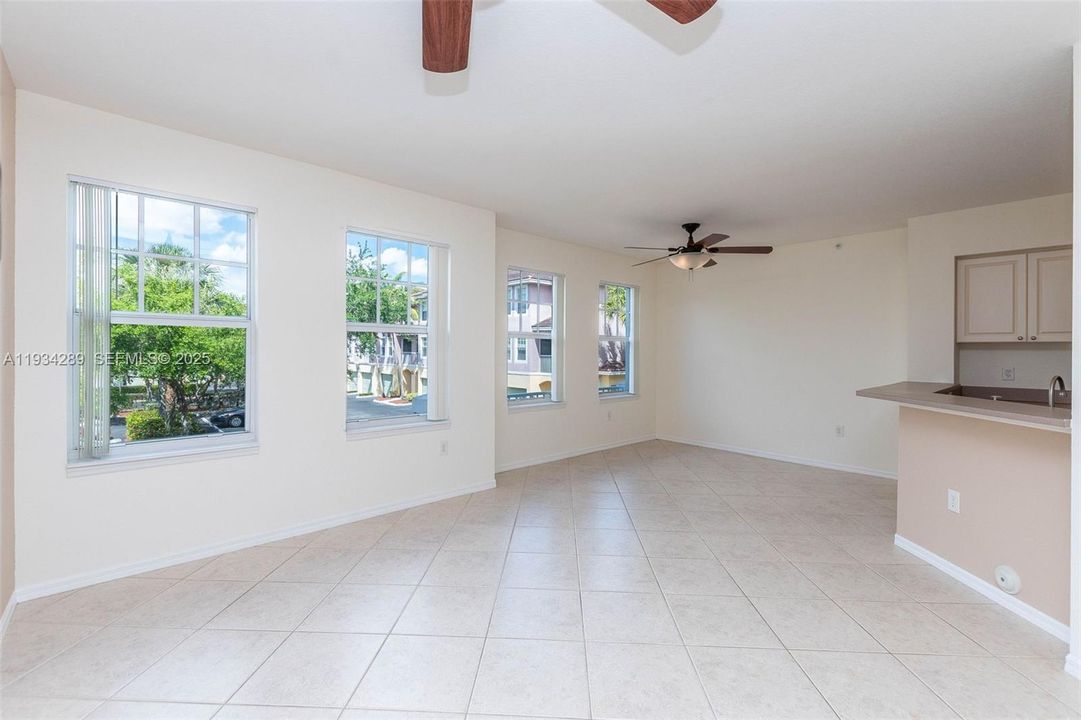 For Sale: $325,000 (2 beds, 2 baths, 1268 Square Feet)