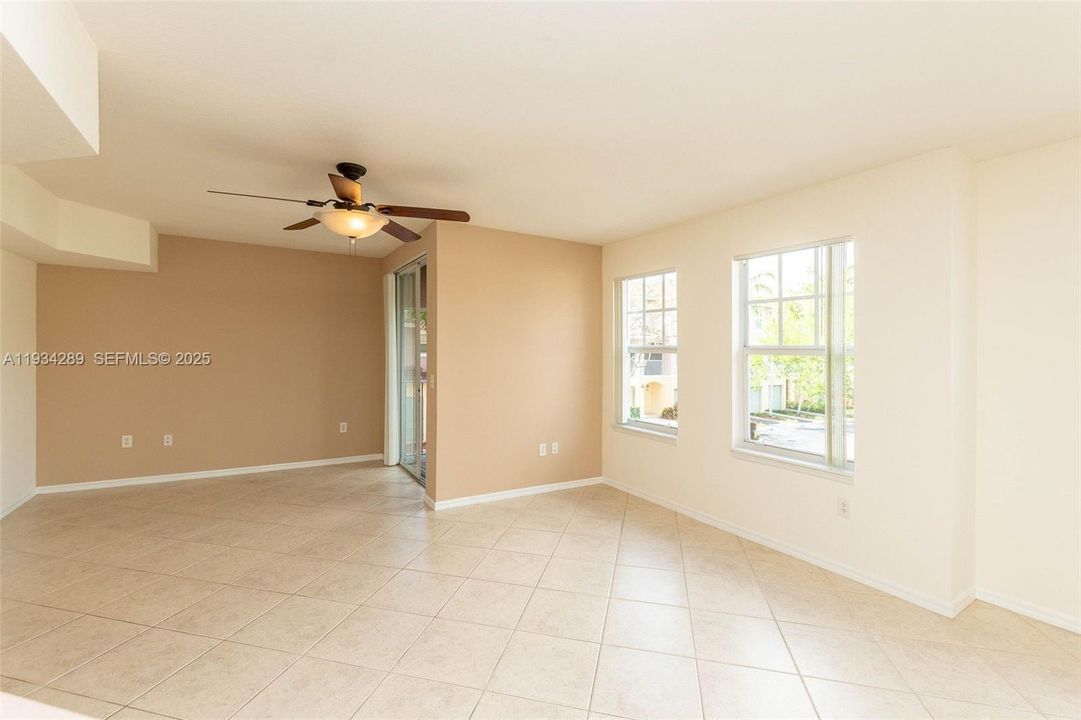 For Sale: $325,000 (2 beds, 2 baths, 1268 Square Feet)