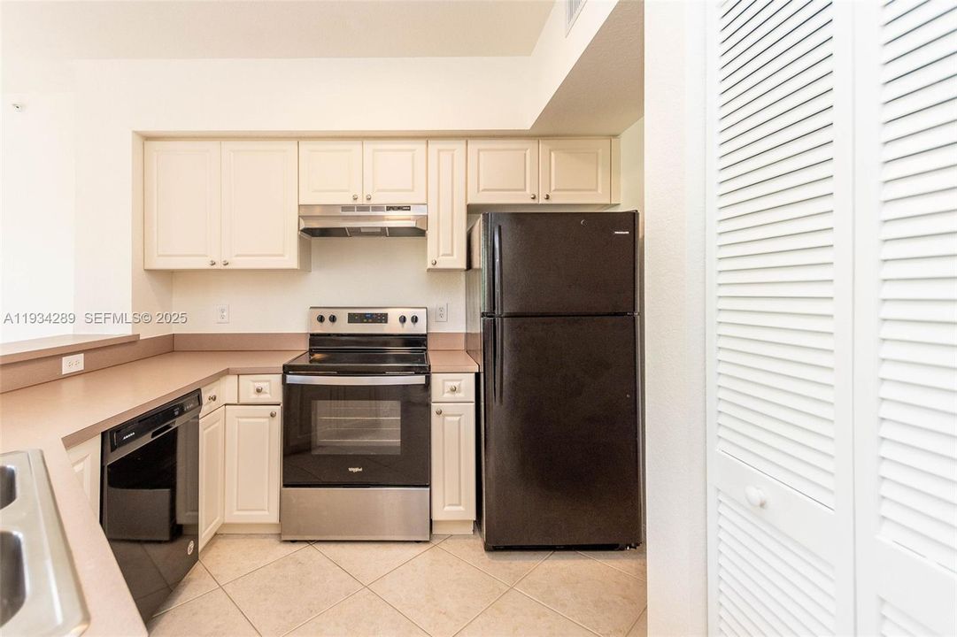 For Sale: $325,000 (2 beds, 2 baths, 1268 Square Feet)