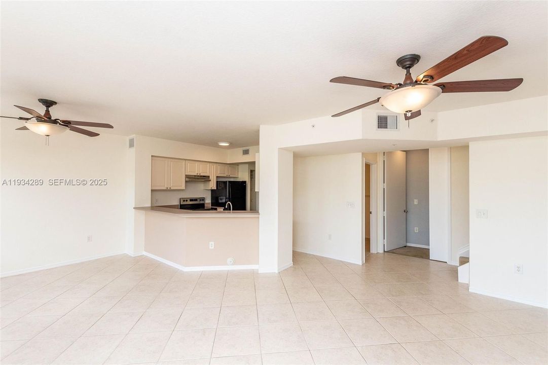 For Sale: $325,000 (2 beds, 2 baths, 1268 Square Feet)