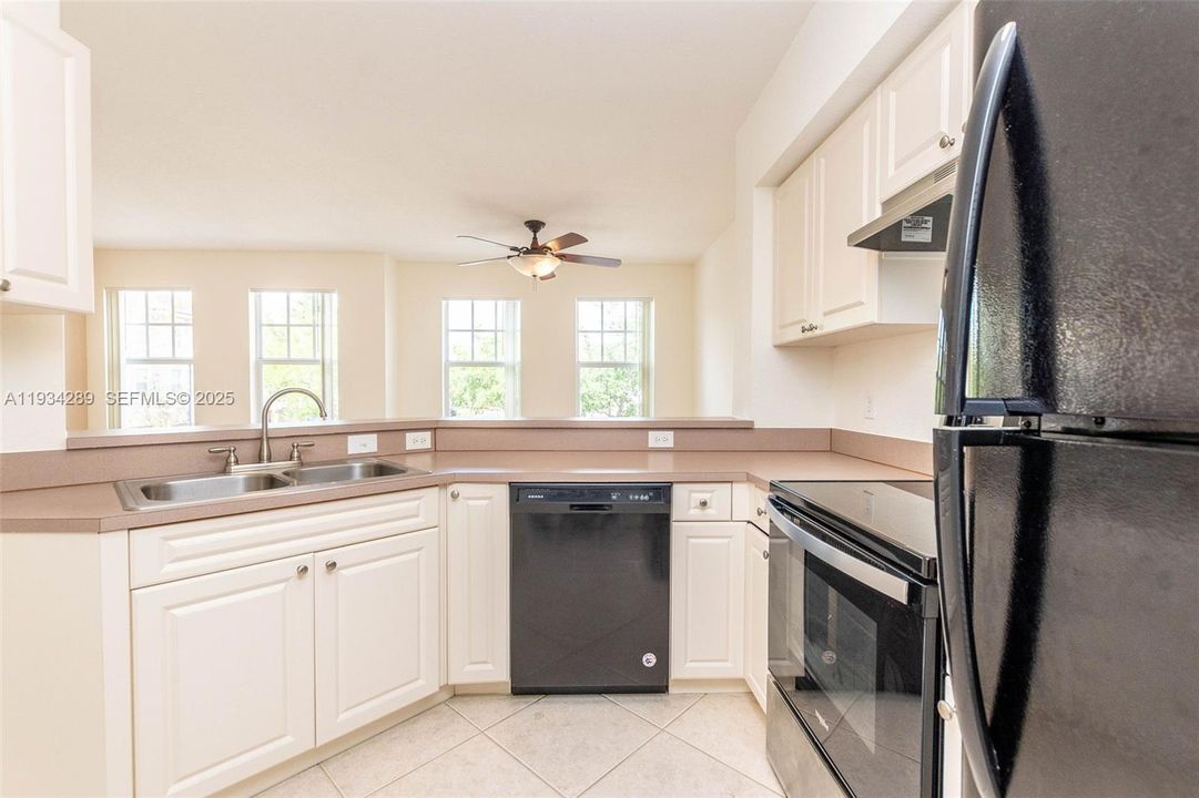 For Sale: $325,000 (2 beds, 2 baths, 1268 Square Feet)