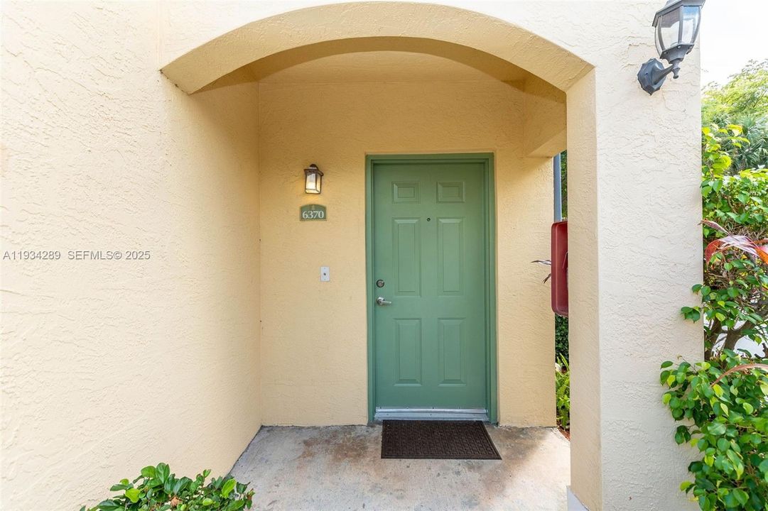 For Sale: $325,000 (2 beds, 2 baths, 1268 Square Feet)