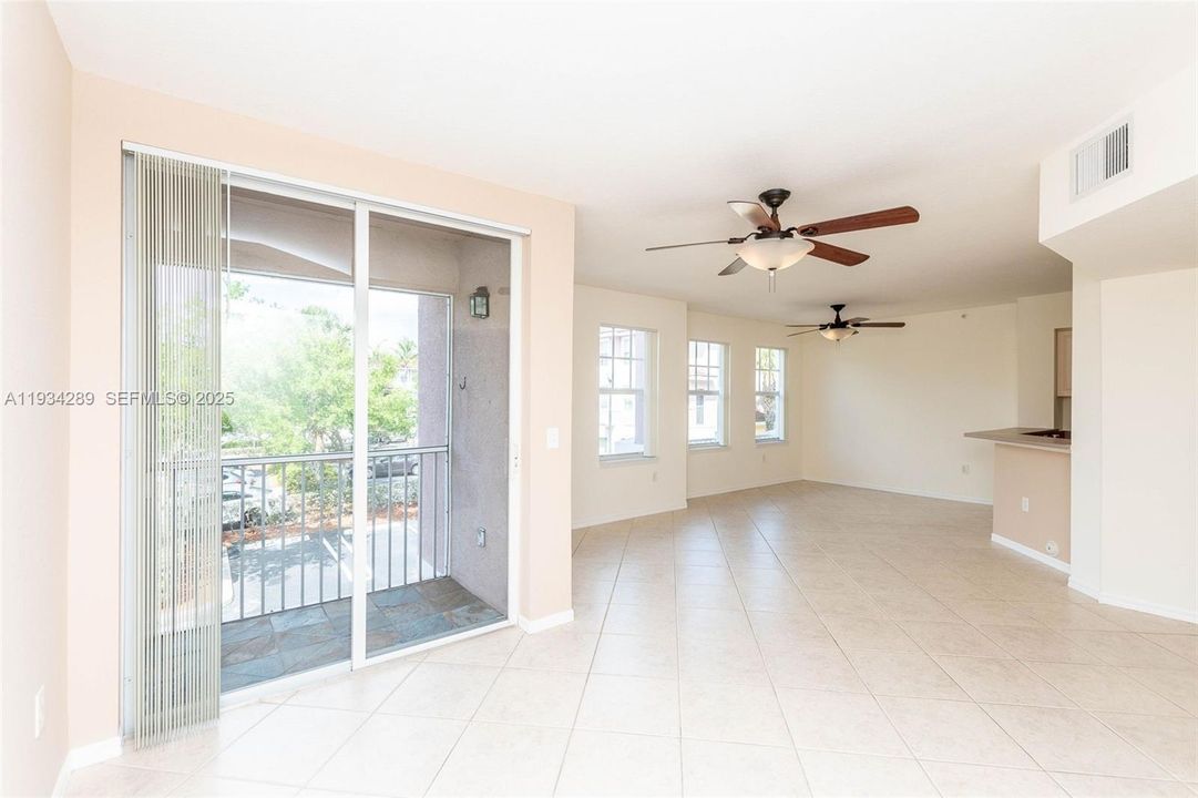 For Sale: $325,000 (2 beds, 2 baths, 1268 Square Feet)