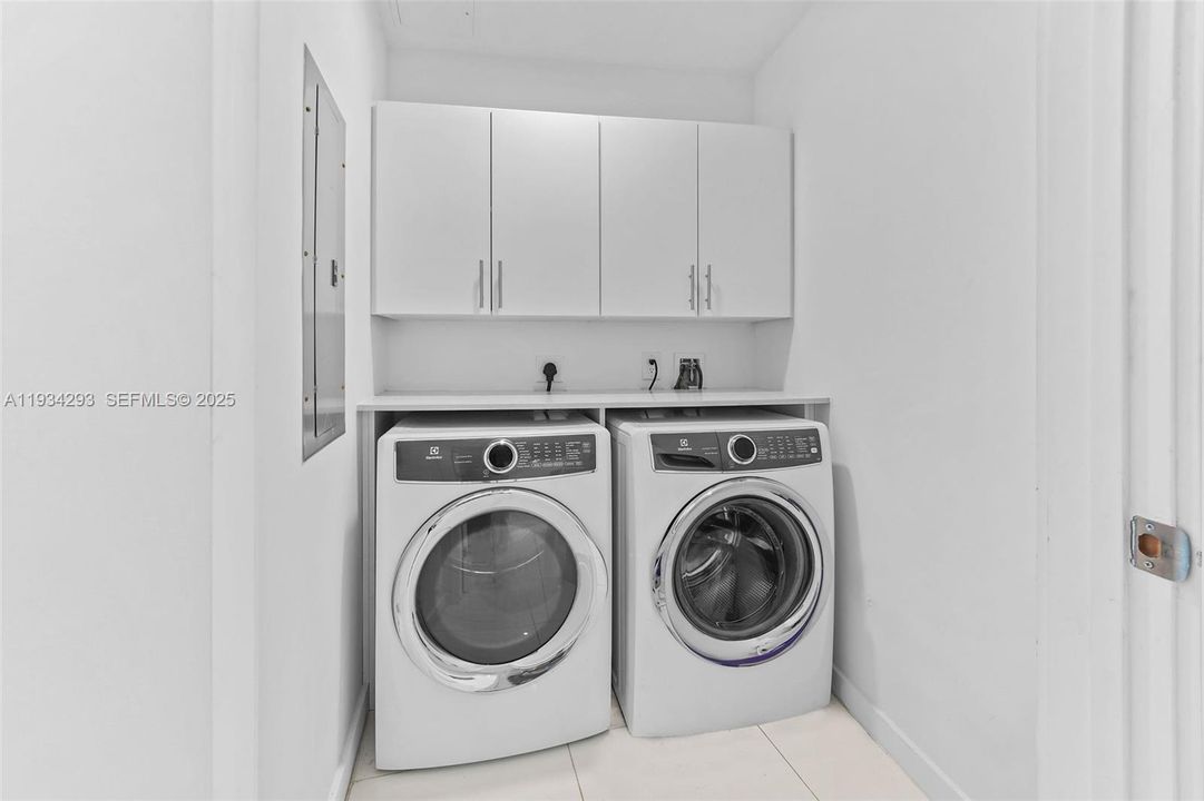 En Venta: $1,599,000 (3 camas, 4 baños, 2204 Pies cuadrados)