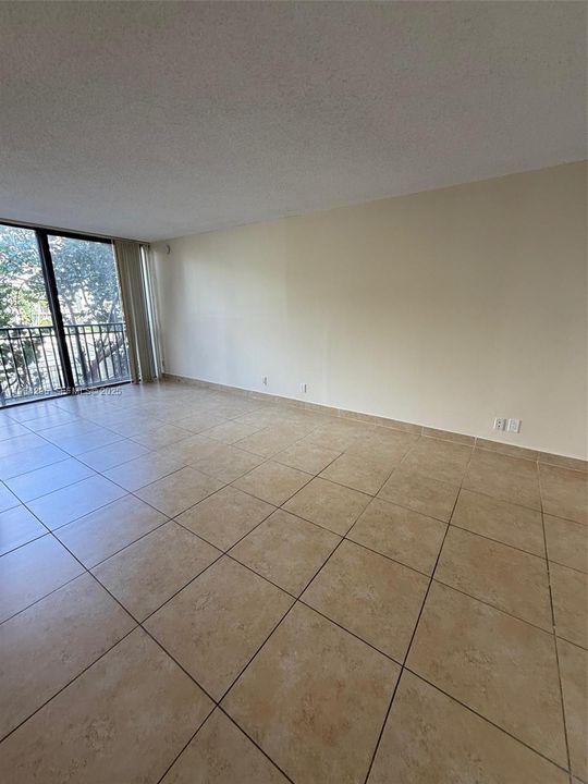 For Rent: $1,950 (1 beds, 1 baths, 767 Square Feet)
