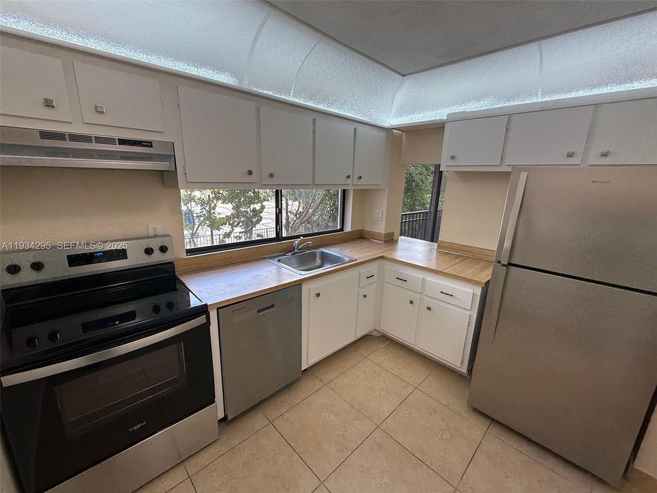 For Rent: $1,950 (1 beds, 1 baths, 767 Square Feet)