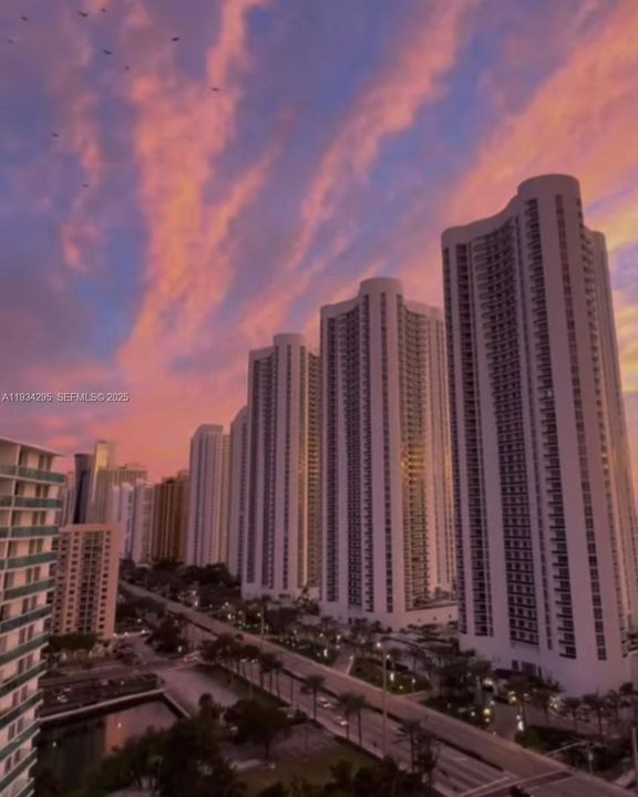 For Rent: $1,950 (1 beds, 1 baths, 767 Square Feet)