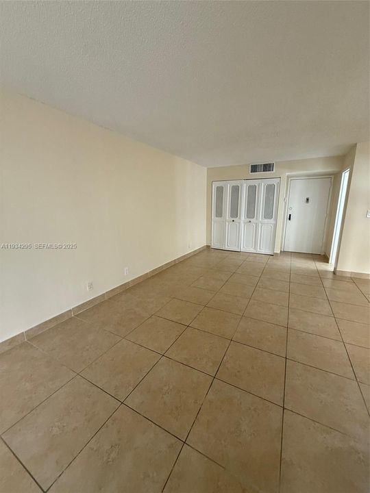 For Rent: $1,950 (1 beds, 1 baths, 767 Square Feet)