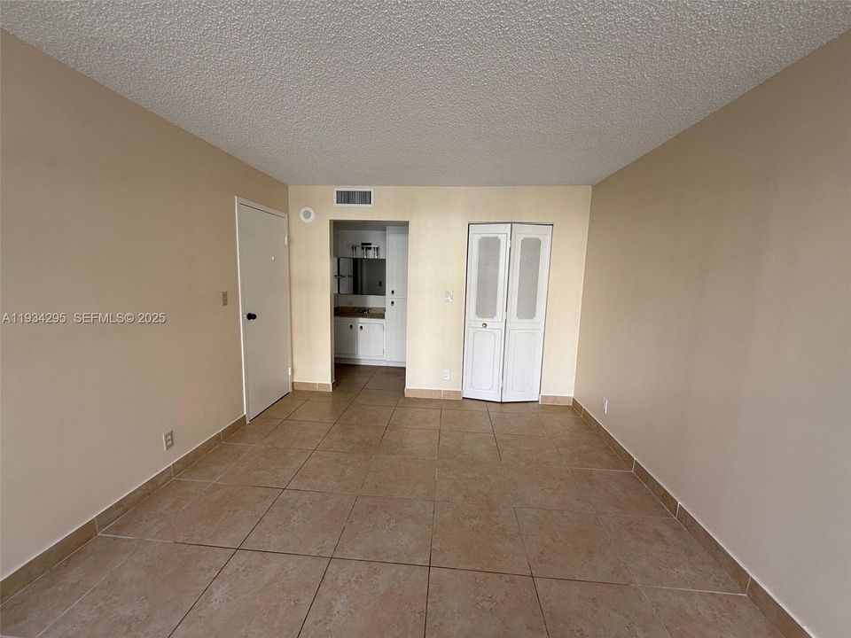 For Rent: $1,950 (1 beds, 1 baths, 767 Square Feet)