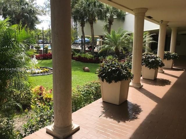 For Rent: $1,950 (1 beds, 1 baths, 767 Square Feet)