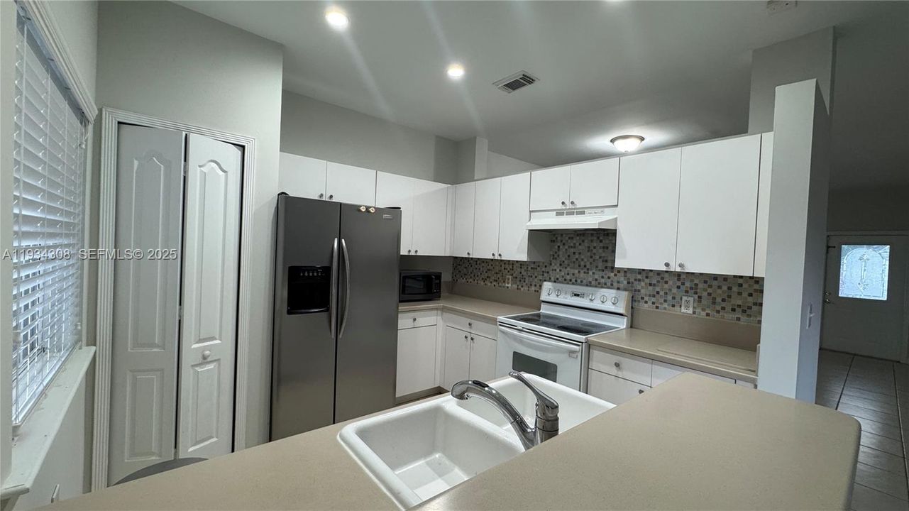 For Sale: $515,000 (3 beds, 2 baths, 1558 Square Feet)