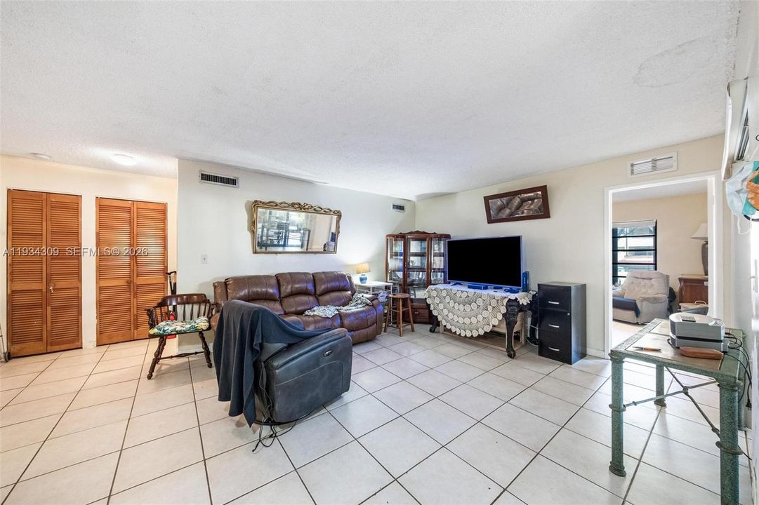 待售: $300,000 (2 贝兹, 2 浴室, 1200 平方英尺)