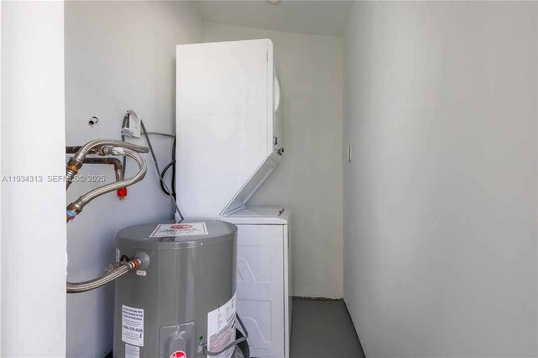 For Rent: $2,400 (2 beds, 1 baths, 1680 Square Feet)