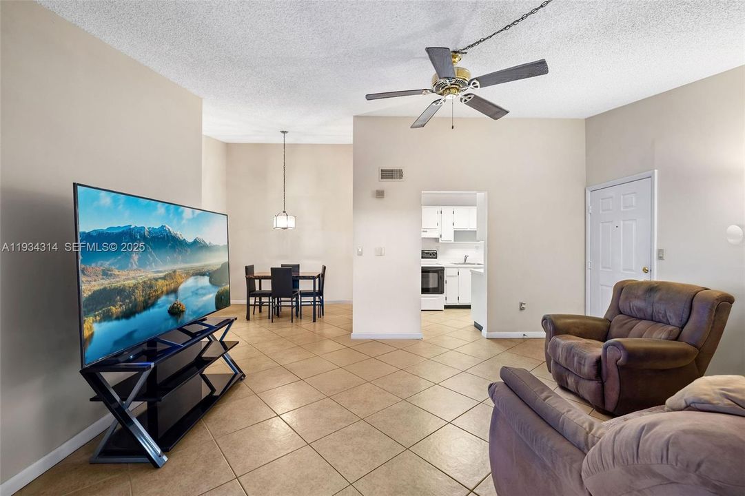 En Venta: $255,000 (3 camas, 2 baños, 1065 Pies cuadrados)