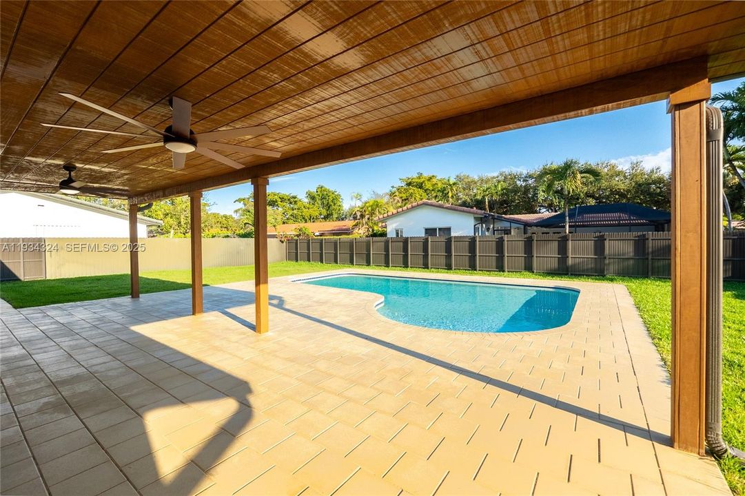 En Venta: $999,000 (3 camas, 2 baños, 1040 Pies cuadrados)