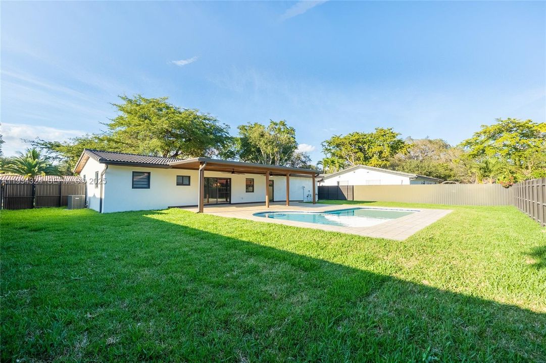 En Venta: $999,000 (3 camas, 2 baños, 1040 Pies cuadrados)