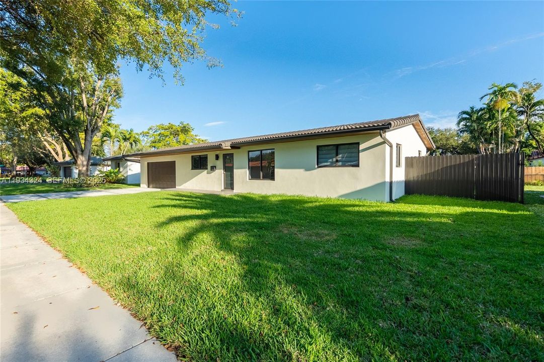 En Venta: $999,000 (3 camas, 2 baños, 1040 Pies cuadrados)