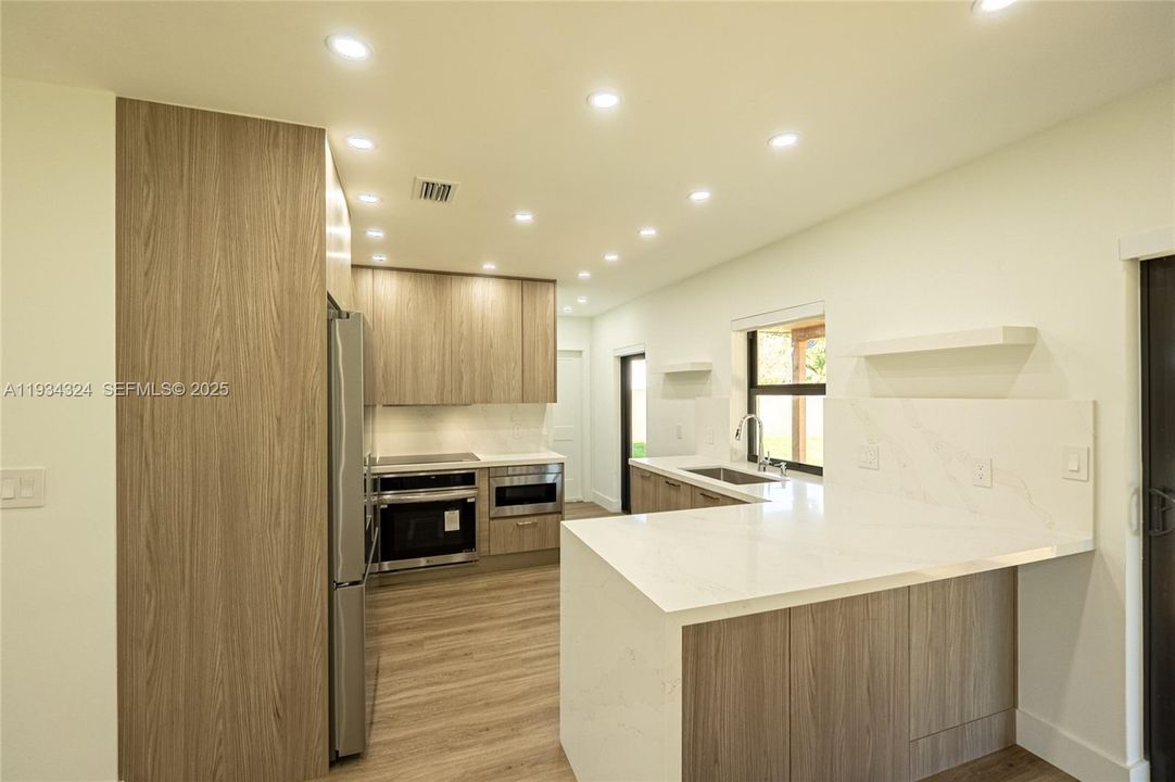 En Venta: $999,000 (3 camas, 2 baños, 1040 Pies cuadrados)