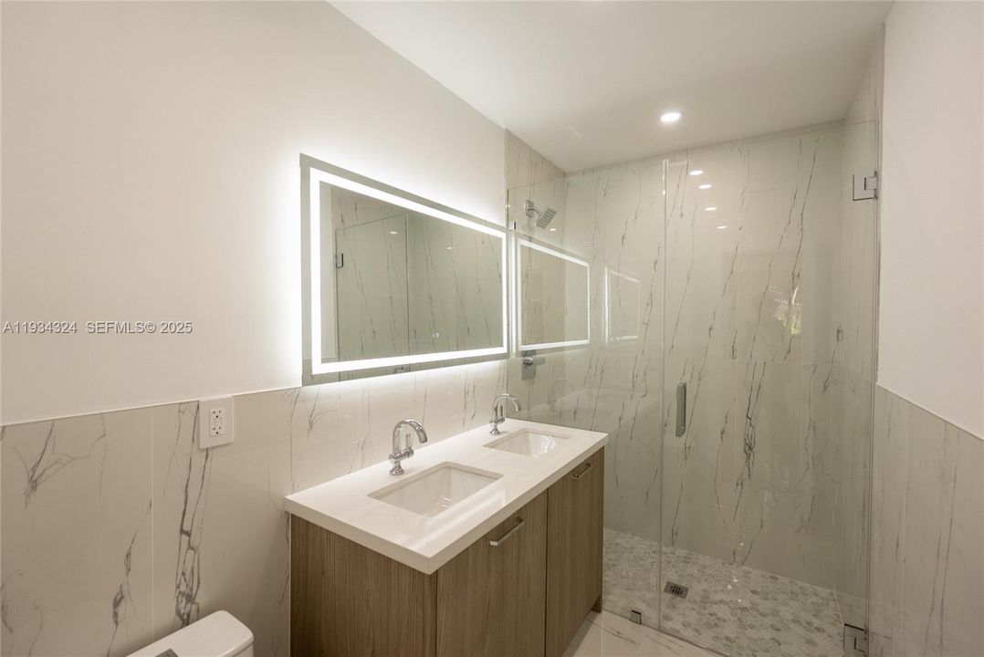 En Venta: $999,000 (3 camas, 2 baños, 1040 Pies cuadrados)