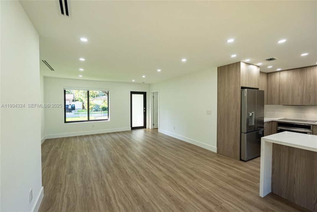 En Venta: $999,000 (3 camas, 2 baños, 1040 Pies cuadrados)