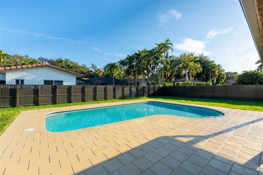 En Venta: $999,000 (3 camas, 2 baños, 1040 Pies cuadrados)