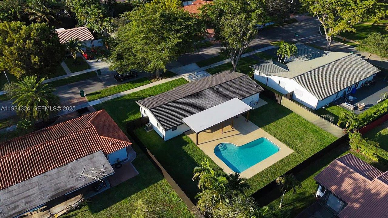 En Venta: $999,000 (3 camas, 2 baños, 1040 Pies cuadrados)