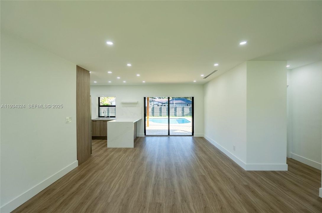 En Venta: $999,000 (3 camas, 2 baños, 1040 Pies cuadrados)