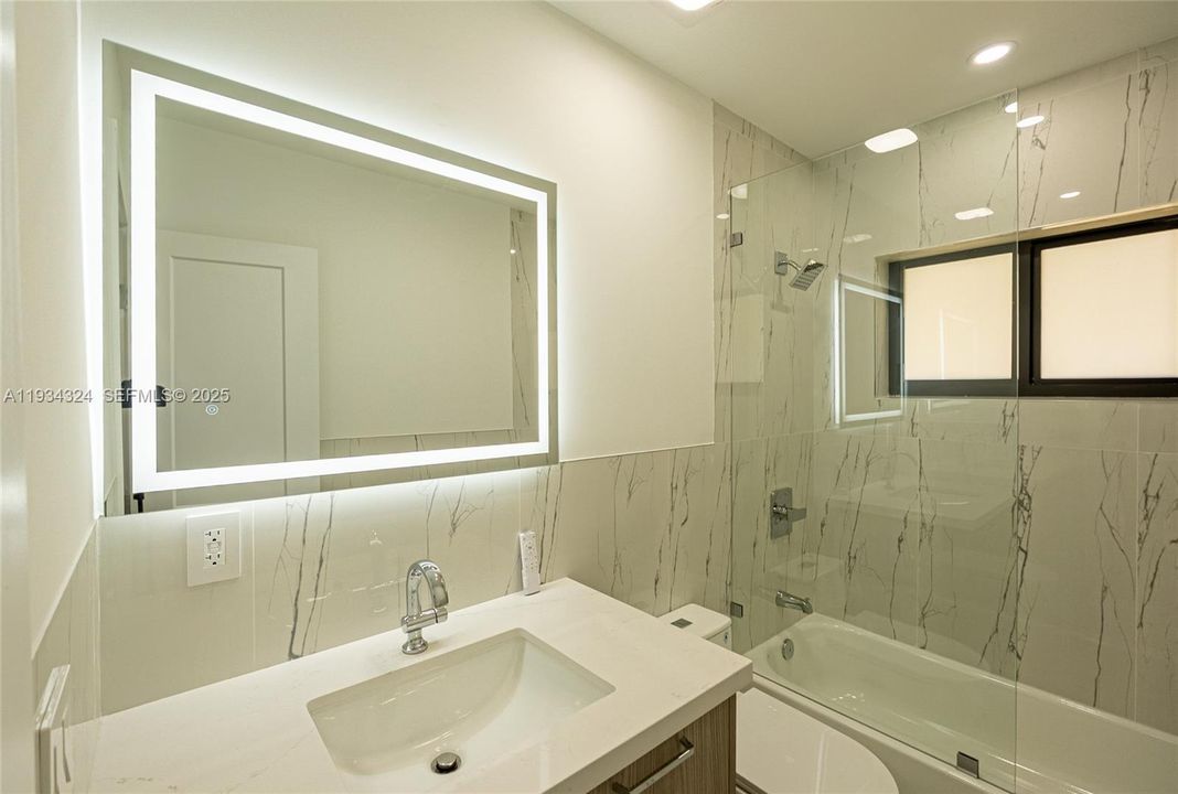 En Venta: $999,000 (3 camas, 2 baños, 1040 Pies cuadrados)