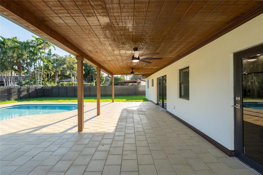 En Venta: $999,000 (3 camas, 2 baños, 1040 Pies cuadrados)