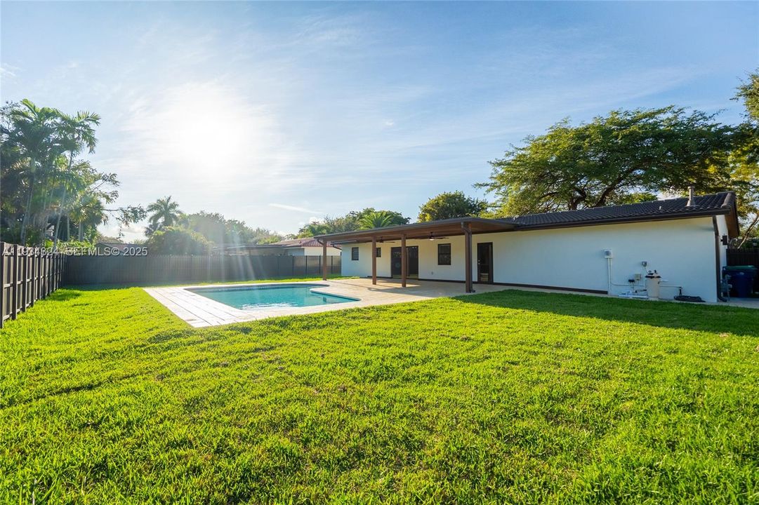 En Venta: $999,000 (3 camas, 2 baños, 1040 Pies cuadrados)