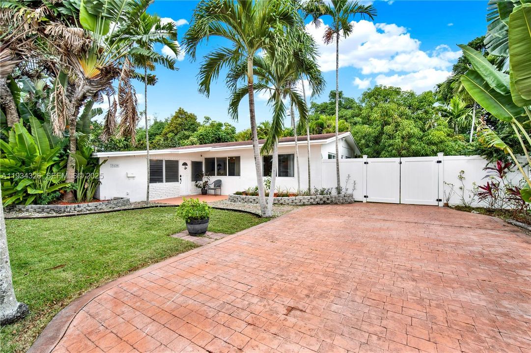 En Venta: $690,000 (3 camas, 2 baños, 1516 Pies cuadrados)