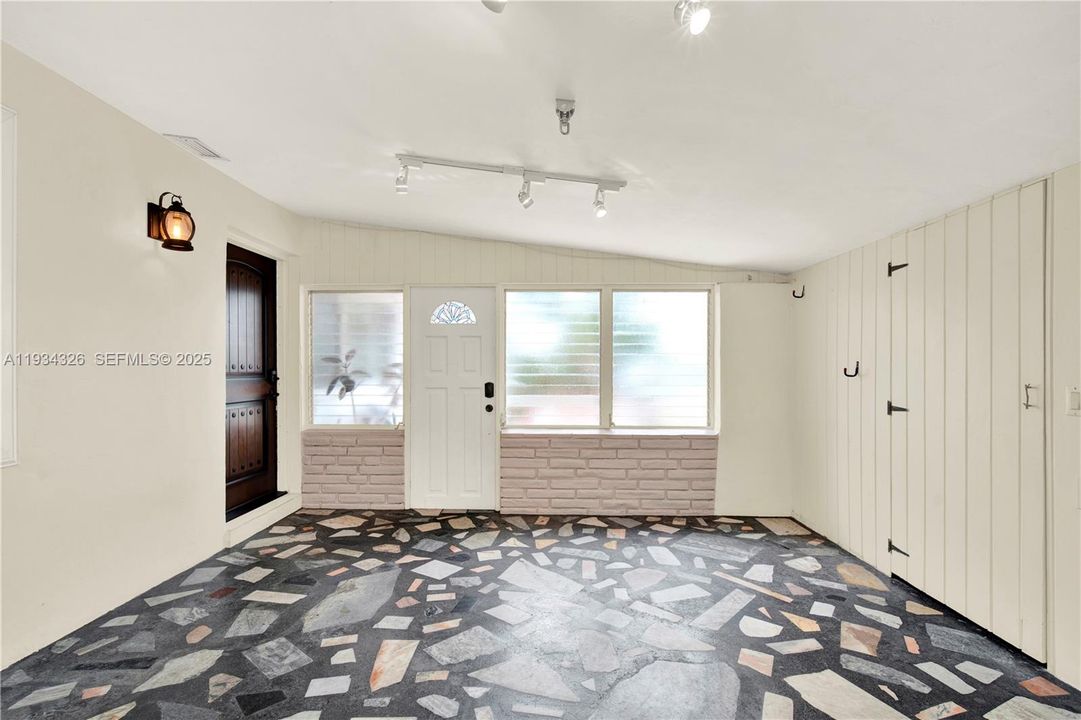 En Venta: $690,000 (3 camas, 2 baños, 1516 Pies cuadrados)