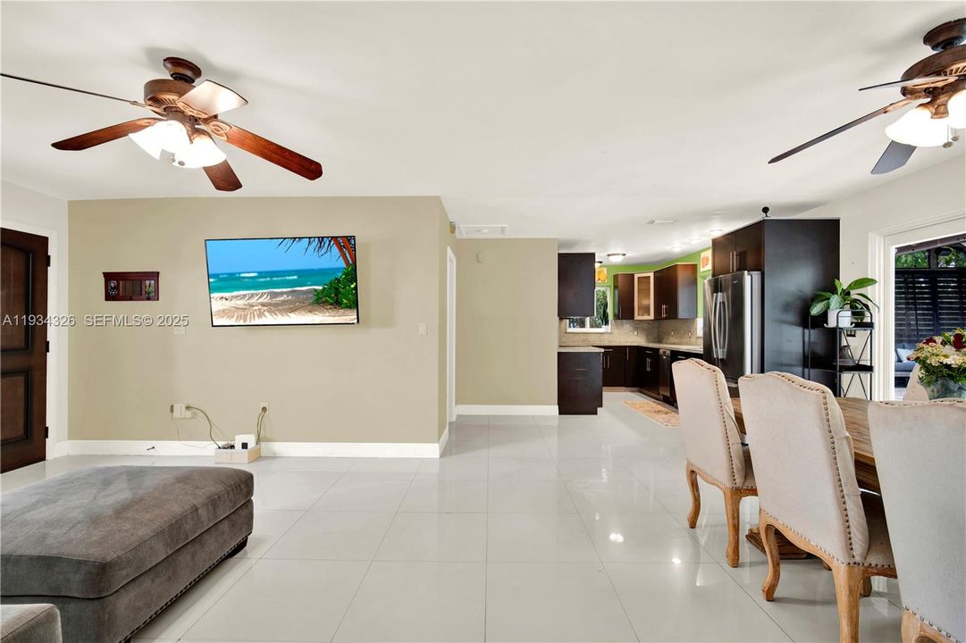 En Venta: $690,000 (3 camas, 2 baños, 1516 Pies cuadrados)