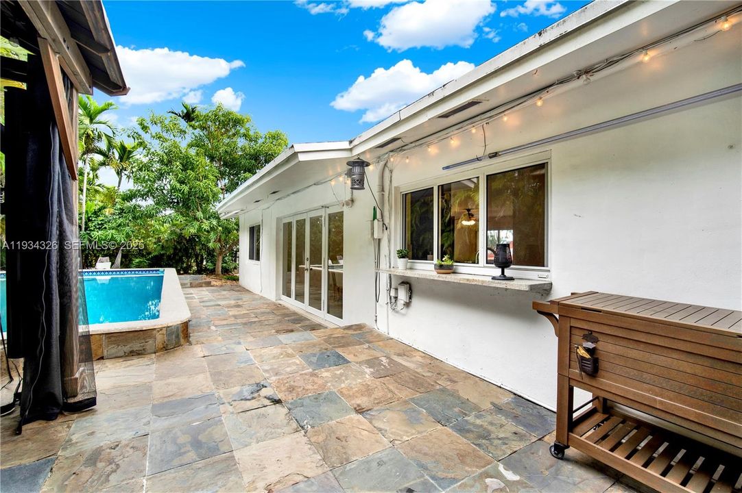 En Venta: $690,000 (3 camas, 2 baños, 1516 Pies cuadrados)