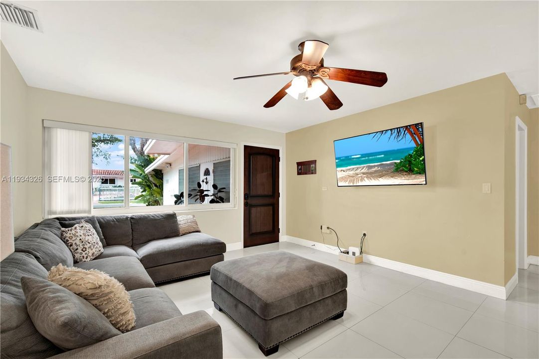 En Venta: $690,000 (3 camas, 2 baños, 1516 Pies cuadrados)