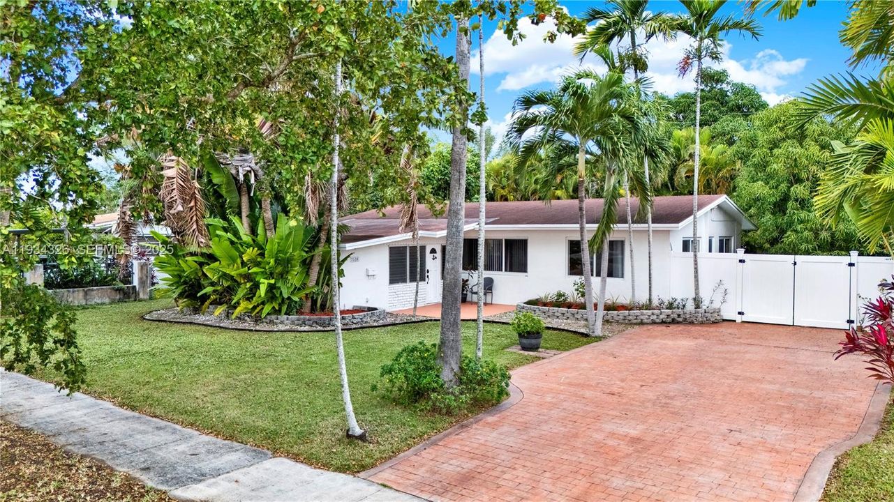 En Venta: $690,000 (3 camas, 2 baños, 1516 Pies cuadrados)