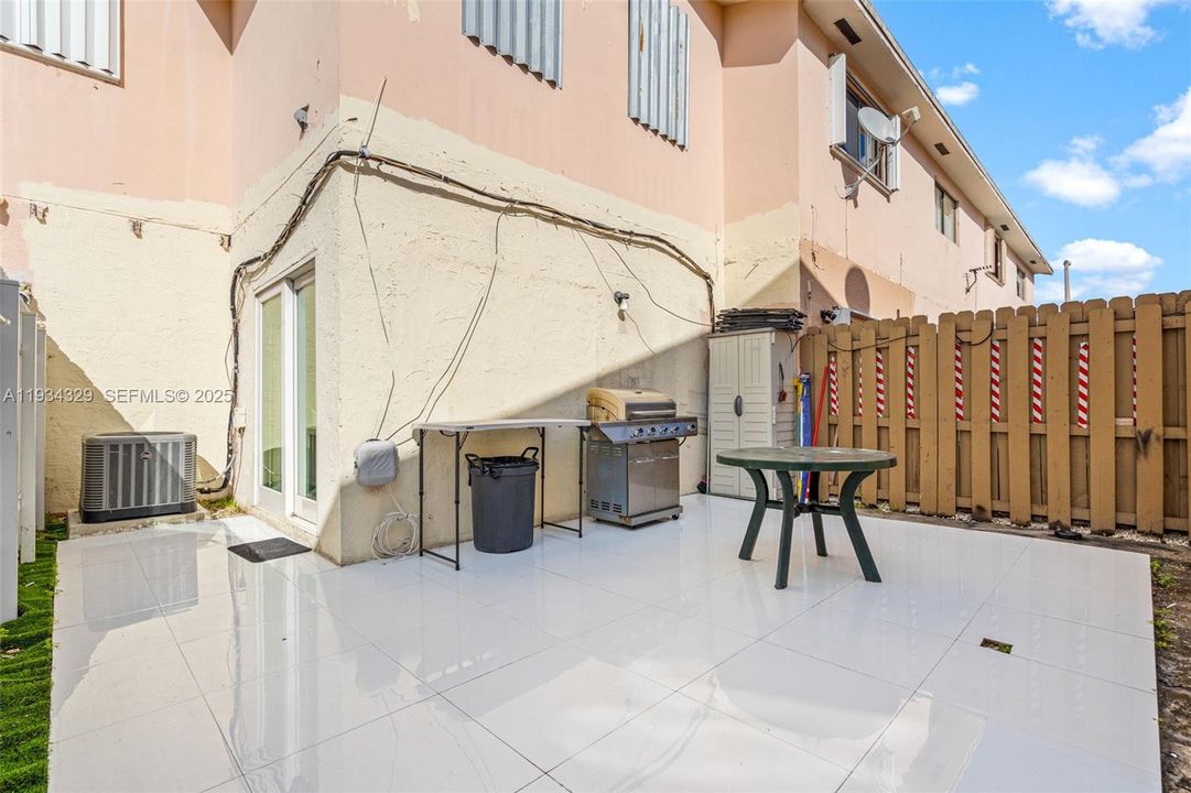 待售: $260,000 (2 贝兹, 1 浴室, 866 平方英尺)