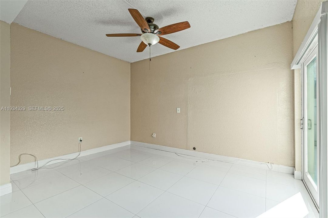 待售: $260,000 (2 贝兹, 1 浴室, 866 平方英尺)