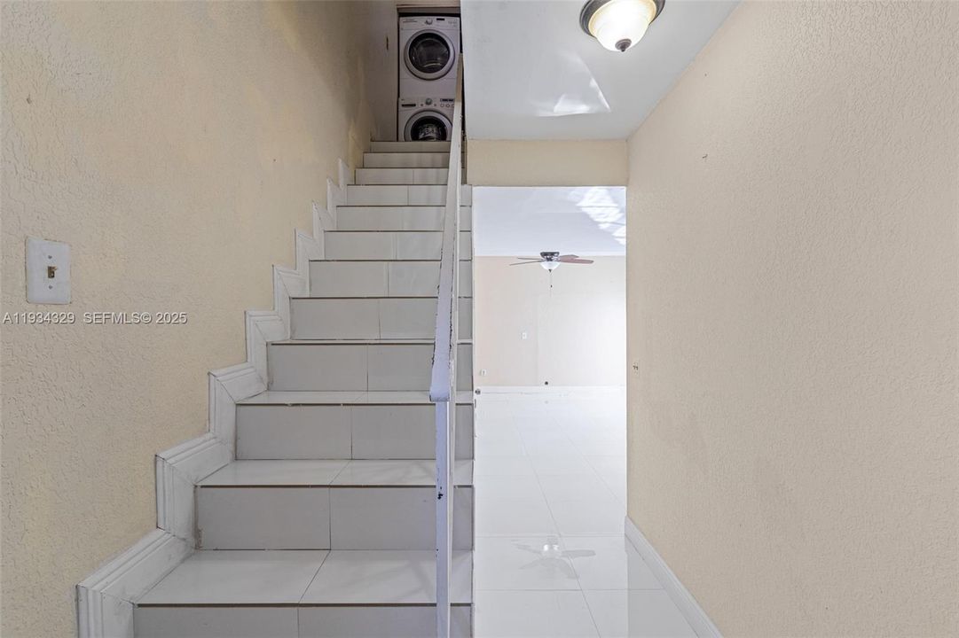 待售: $260,000 (2 贝兹, 1 浴室, 866 平方英尺)