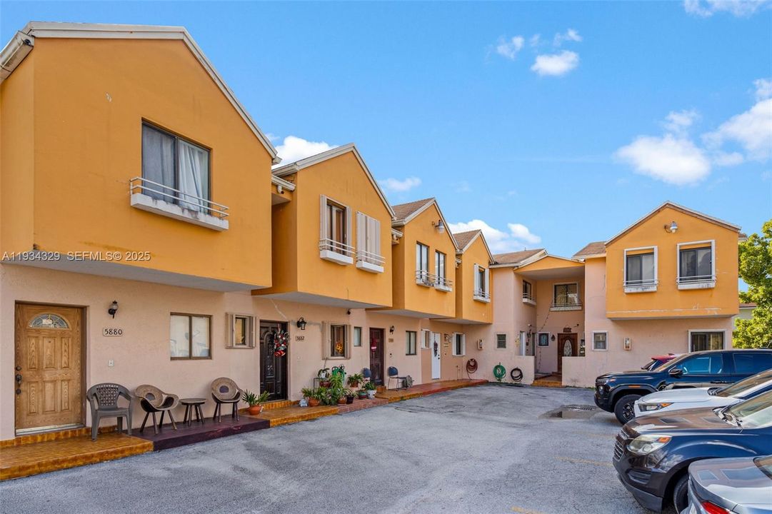 待售: $260,000 (2 贝兹, 1 浴室, 866 平方英尺)