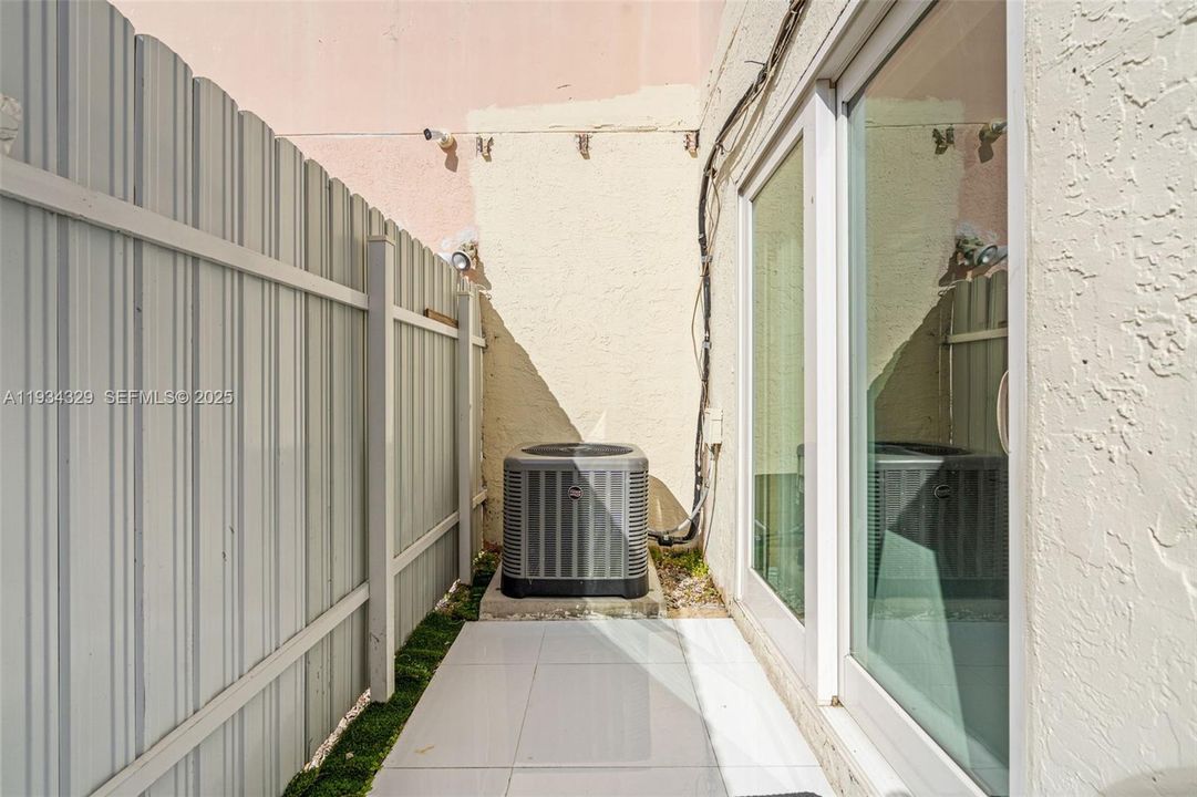 待售: $260,000 (2 贝兹, 1 浴室, 866 平方英尺)