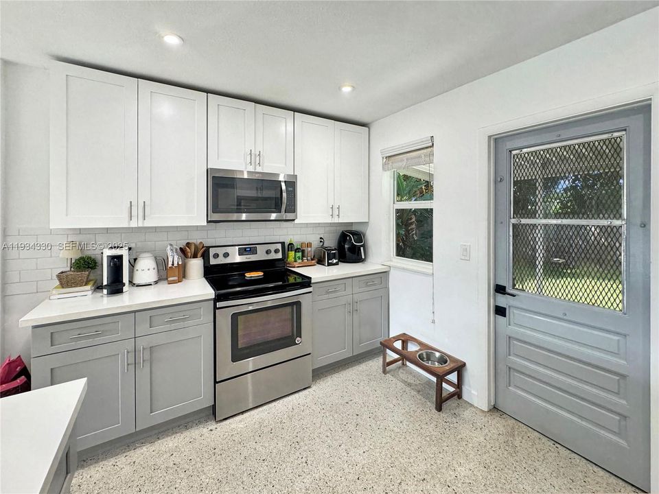 待售: $419,000 (2 贝兹, 1 浴室, 878 平方英尺)