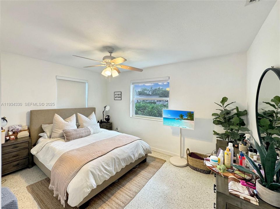 待售: $419,000 (2 贝兹, 1 浴室, 878 平方英尺)